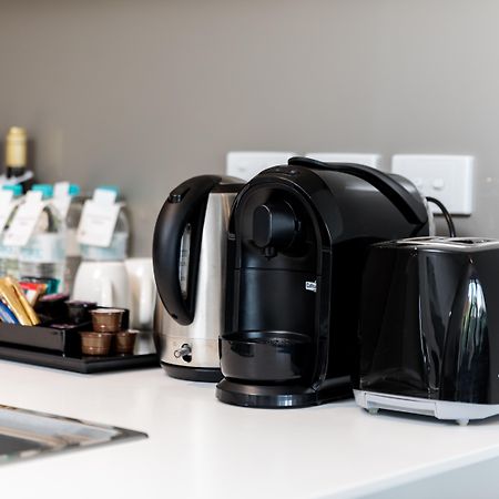 The Branksome Hotel & Residences Sydney Exterior foto A coffee machine, kettle and toaster