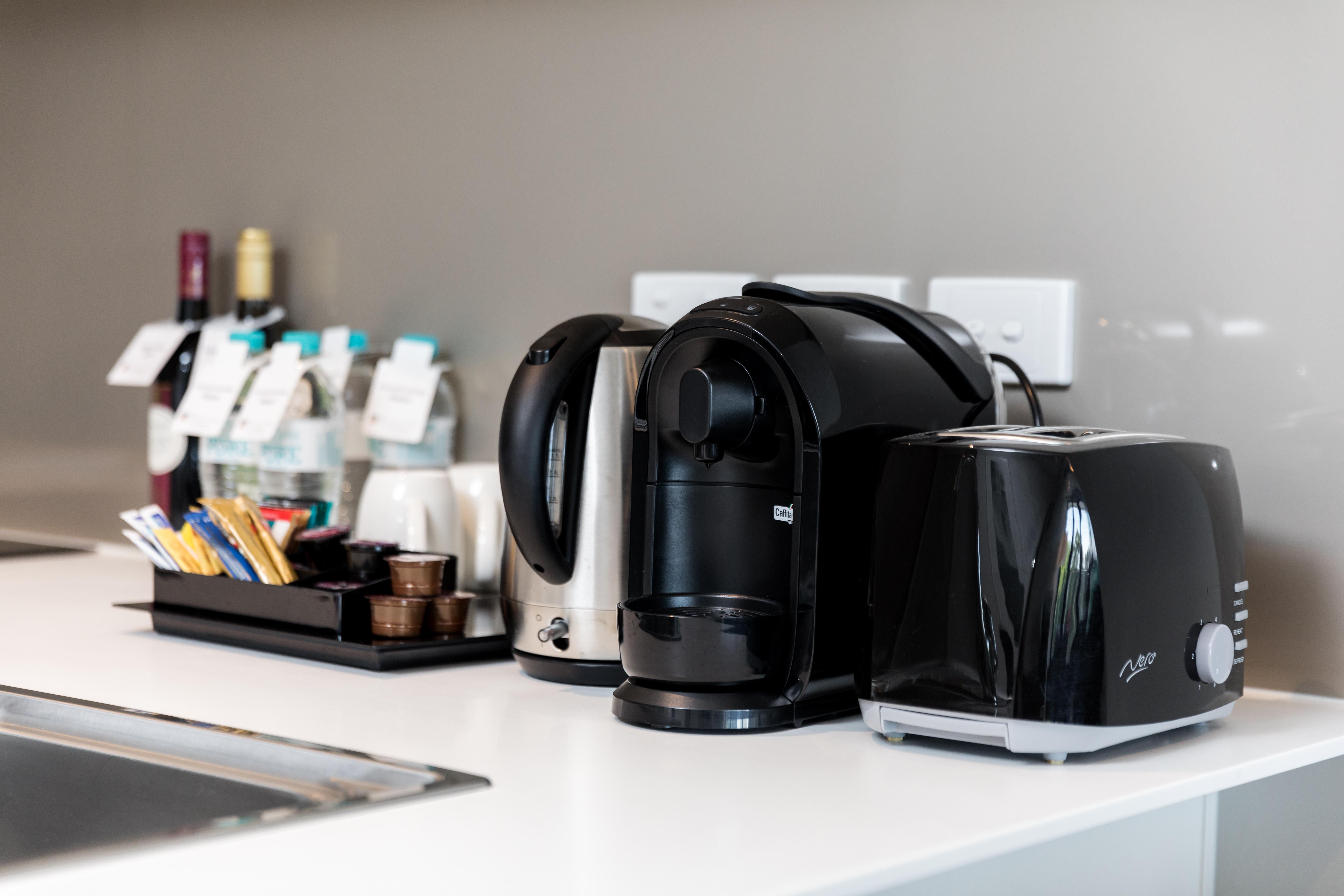 The Branksome Hotel & Residences Sydney Exterior foto A coffee machine, kettle and toaster