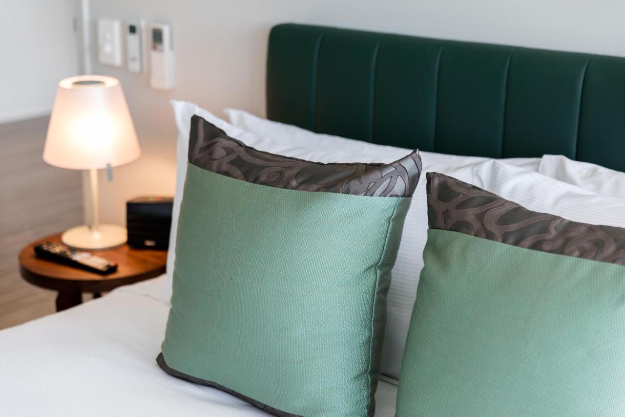The Branksome Hotel & Residences Sydney Exterior foto Cushions on a bed